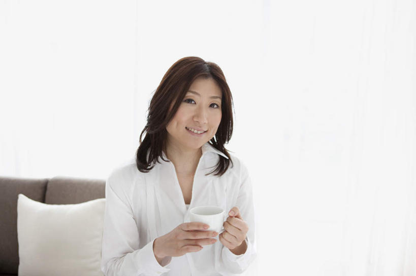 东方人,脸,头,脸颊,头发,一个人,客厅,坐,捧,笑,摸,微笑,露齿笑,横图,室内,白天,正面,衬衫,窗户,落地窗,杯子,亚洲,仅一个年轻女性,仅一个女性,仅一个人,抚摸,握,阴影,光线,瓷器,影子,墙,咖啡杯,陶瓷制品,拿,拿着,注视,黄种人,玻璃窗,墙壁,墙面,一个,白色,黑色,阳光,观察,看,靠,靠着,倚靠,握着,单个,观看,察看,起居室,倚着,关注,瓷杯,年轻女性,女人,女性,亚洲人,头部,长发,脸部,脸蛋,面部,触摸,端,端着,接触,捧着,手捧,坐着,半身,彩图,衬衣