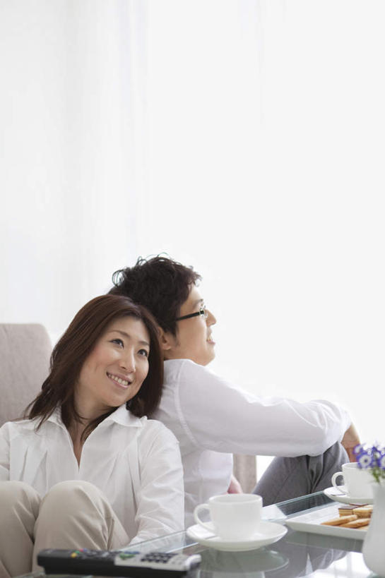 点心,东方人,头发,两个人,家庭,夫妻,客厅,坐,笑,打电话,微笑,露齿笑,竖图,室内,白天,正面,衬衫,爱情,安全,电脑,笔记本电脑,窗户,靠垫,落地窗,沙发,桌面,杯子,餐具,电话,手机,亚洲,阴影,光线,网络,瓷器,碟子,盘,影子,墙,食品,甜点,甜品,咖啡杯,靠枕,陶瓷制品,浪漫,扭头,依靠,依偎,注视,黄种人,通讯设备,玻璃窗,墙壁,墙面,食物,糕点,白色,黑色,阳光,盘子,垫子,碟,枕头,甜食,观察,看,靠,靠着,倚靠,转头,背靠背,温暖,温馨,一家人,恩爱,背对背,恋人,观看,和睦,察看,无线,起居室,倚着,关注,瓷杯,通信设备,无线网络,布艺沙发,无线上网,便携式电脑,依附,依赖,投靠,交流,信任,手提电脑,男人,男性,年轻男性,年轻女性,女人,女性,亚洲人,长发,夫妇,情侣,沟通,通话,坐着,半身,彩图,衬衣,伴侣,融洽