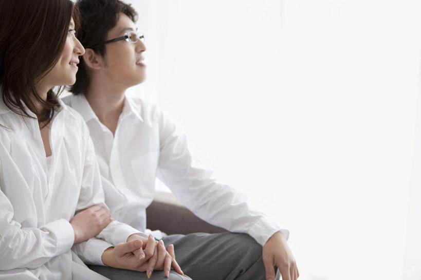 东方人,头发,两个人,家庭,夫妻,客厅,坐,抱,笑,摸,微笑,露齿笑,横图,室内,白天,正面,衬衫,爱情,窗户,靠垫,落地窗,沙发,桌面,亚洲,抚摸,阴影,光线,影子,墙,靠枕,浪漫,扭头,注视,黄种人,玻璃窗,墙壁,墙面,白色,黑色,阳光,垫子,枕头,观察,看,靠,靠着,倚靠,转头,温暖,温馨,一家人,恩爱,恋人,抱着,观看,和睦,察看,起居室,搂着,倚着,关注,布艺沙发,男人,男性,年轻男性,年轻女性,女人,女性,亚洲人,长发,夫妇,情侣,触摸,怀抱,接触,搂,搂抱,相抱,拥抱,坐着,半身,彩图,衬衣,伴侣,融洽