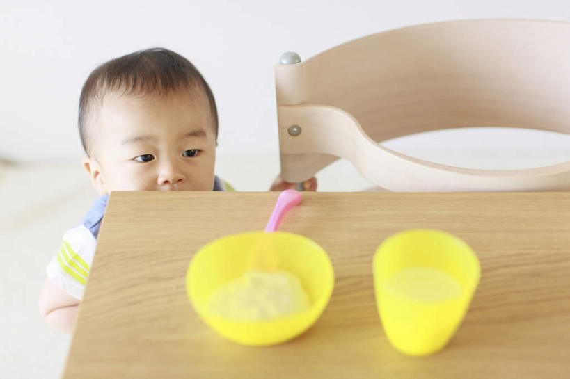 米饭,牛奶,东方人,儿童,脸,头,脸颊,头发,一个人,站,笑,微笑,露齿笑,横图,俯视,室内,白天,纯洁,餐桌,桌子,椅子,亚洲,仅一个男性,仅一个人,勺子,木椅,墙,饮品,饭,营养,注视,黄种人,酸奶,墙壁,墙面,饮料,两个,小孩,粉色,黄色,黑色,调羹,汤匙,碗,观察,看,站着,仅一个小孩,可爱,童年,童趣,餐台,观看,五谷,察看,乳制品,奶,关注,宝宝,发酵,童真,烂漫,无邪,优格,优酪乳,天真,男孩,男人,男性,亚洲人,孩子,头部,脸部,脸蛋,面部,抬头,仰头,站立,半身,彩图,高角度拍摄,男生