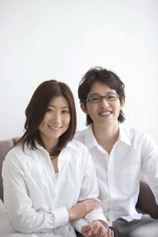 东方人,头发,两个人,家庭,夫妻,客厅,坐,抱,笑,微笑,露齿笑,竖图,室内,白天,正面,衬衫,爱情,窗户,靠垫,落地窗,沙发,桌面,亚洲,一副,阴影,光线,眼镜,影子,墙,靠枕,浪漫,依偎,注视,黄种人,玻璃窗,墙壁,墙面,白色,黑色,阳光,垫子,枕头,观察,看,靠,靠着,倚靠,温暖,温馨,一家人,恩爱,恋人,抱着,观看,和睦,察看,起居室,搂着,倚着,关注,近视眼镜,布艺沙发,依附,依赖,投靠,男人,男性,年轻男性,年轻女性,女人,女性,亚洲人,长发,夫妇,情侣,怀抱,搂,搂抱,相抱,拥抱,坐着,半身,彩图,衬衣,伴侣,融洽