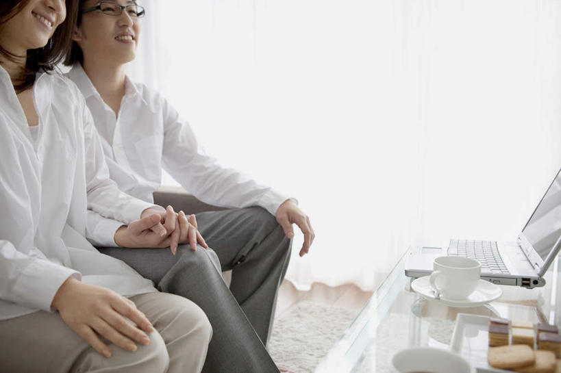 点心,东方人,头发,两个人,家庭,夫妻,客厅,坐,握手,笑,摸,微笑,露齿笑,横图,室内,白天,正面,衬衫,爱情,电脑,笔记本电脑,窗户,靠垫,落地窗,沙发,桌面,杯子,亚洲,抚摸,阴影,光线,网络,瓷器,影子,墙,食品,甜点,甜品,咖啡杯,靠枕,陶瓷制品,浪漫,依偎,注视,黄种人,通讯设备,玻璃窗,墙壁,墙面,食物,糕点,白色,黑色,阳光,垫子,枕头,甜食,观察,看,靠,靠着,倚靠,温暖,温馨,一家人,恩爱,恋人,观看,和睦,察看,无线,起居室,倚着,关注,瓷杯,通信设备,无线网络,布艺沙发,无线上网,便携式电脑,依附,依赖,投靠,手提电脑,男人,男性,年轻男性,年轻女性,女人,女性,亚洲人,夫妇,情侣,触摸,接触,拉手,手拉手,手握手,坐着,半身,彩图,衬衣,伴侣,融洽