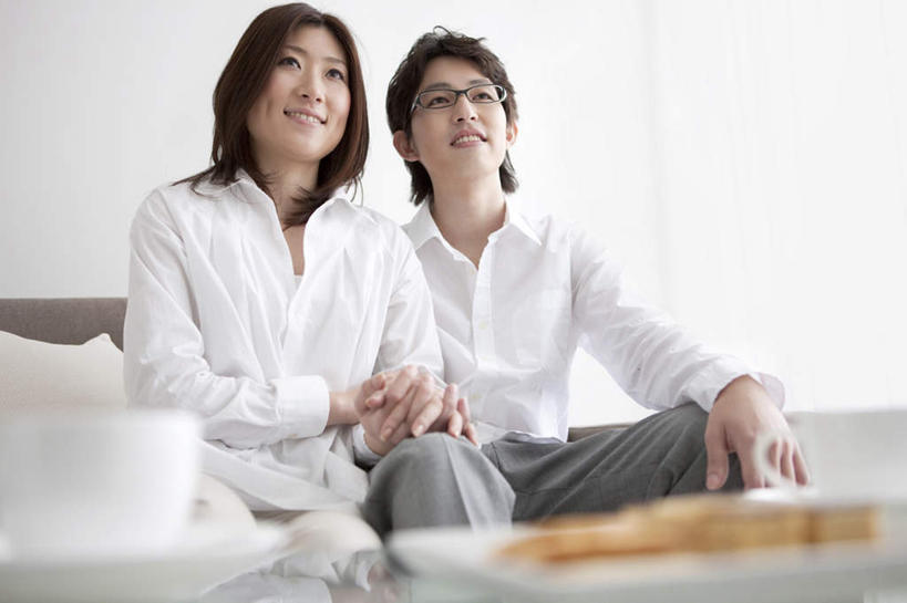 点心,东方人,头发,两个人,家庭,夫妻,客厅,坐,握手,笑,摸,微笑,露齿笑,横图,室内,白天,正面,衬衫,爱情,电脑,笔记本电脑,窗户,靠垫,落地窗,沙发,桌面,杯子,亚洲,抚摸,阴影,光线,网络,瓷器,影子,墙,食品,甜点,甜品,咖啡杯,靠枕,陶瓷制品,浪漫,依偎,注视,黄种人,通讯设备,玻璃窗,墙壁,墙面,食物,糕点,白色,黑色,阳光,垫子,枕头,甜食,观察,看,靠,靠着,倚靠,温暖,温馨,一家人,恩爱,恋人,观看,和睦,察看,无线,起居室,倚着,关注,瓷杯,通信设备,无线网络,布艺沙发,无线上网,便携式电脑,依附,依赖,投靠,手提电脑,男人,男性,年轻男性,年轻女性,女人,女性,亚洲人,夫妇,情侣,触摸,接触,拉手,手拉手,手握手,坐着,半身,彩图,衬衣,伴侣,融洽