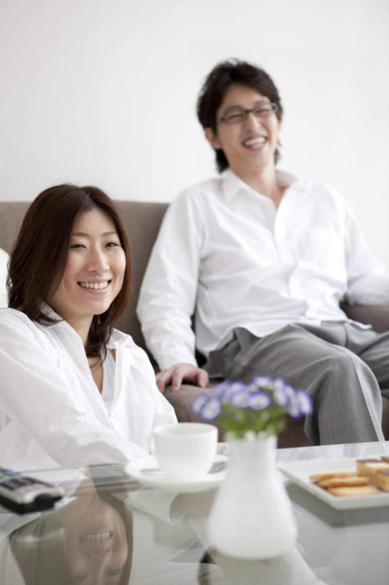 点心,东方人,头发,两个人,家庭,夫妻,客厅,坐,笑,摸,微笑,露齿笑,竖图,室内,白天,正面,衬衫,爱情,电脑,笔记本电脑,窗户,靠垫,落地窗,沙发,桌面,杯子,亚洲,抚摸,阴影,盛开,光线,网络,瓷器,影子,墙,食品,甜点,甜品,咖啡杯,靠枕,陶瓷制品,浪漫,花蕾,依偎,注视,黄种人,通讯设备,玻璃窗,墙壁,墙面,花,花瓣,花朵,鲜花,食物,糕点,紫色,白色,黑色,阳光,垫子,枕头,甜食,花苞,花蕊,观察,看,靠,靠着,倚靠,温暖,温馨,一家人,恩爱,恋人,观看,和睦,察看,无线,起居室,倚着,关注,瓷杯,通信设备,无线网络,布艺沙发,无线上网,便携式电脑,依附,依赖,投靠,手提电脑,男人,男性,年轻男性,年轻女性,女人,女性,亚洲人,长发,夫妇,情侣,触摸,接触,坐着,半身,彩图,衬衣,伴侣,融洽