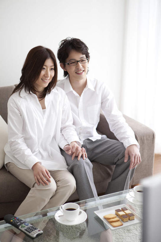 点心,东方人,头发,两个人,家庭,夫妻,客厅,坐,笑,摸,微笑,露齿笑,竖图,俯视,室内,白天,衬衫,爱情,电脑,笔记本电脑,窗户,靠垫,落地窗,沙发,桌面,杯子,亚洲,抚摸,阴影,光线,网络,瓷器,影子,墙,食品,甜点,甜品,咖啡杯,靠枕,陶瓷制品,浪漫,依偎,注视,黄种人,通讯设备,玻璃窗,墙壁,墙面,食物,糕点,白色,黑色,阳光,垫子,枕头,甜食,观察,看,靠,靠着,倚靠,温暖,温馨,一家人,恩爱,恋人,观看,和睦,察看,无线,起居室,倚着,关注,瓷杯,通信设备,无线网络,布艺沙发,无线上网,便携式电脑,依附,依赖,投靠,手提电脑,男人,男性,年轻男性,年轻女性,女人,女性,亚洲人,长发,夫妇,情侣,触摸,接触,坐着,彩图,高角度拍摄,全身,衬衣,伴侣,融洽