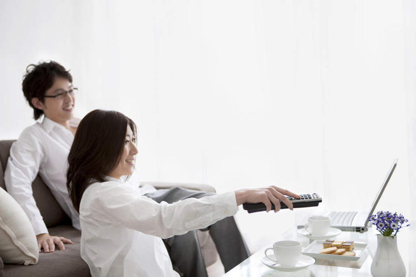 点心,东方人,头发,两个人,家庭,夫妻,客厅,坐,笑,摸,微笑,露齿笑,横图,室内,白天,侧面,衬衫,爱情,电脑,笔记本电脑,窗户,靠垫,落地窗,沙发,桌面,杯子,餐具,亚洲,抚摸,敲打,阴影,盛开,光线,网络,瓷器,碟子,盘,影子,墙,食品,甜点,甜品,咖啡杯,靠枕,陶瓷制品,浪漫,花蕾,注视,黄种人,输入,通讯设备,玻璃窗,墙壁,墙面,花,花瓣,花朵,鲜花,食物,糕点,一个,紫色,白色,黑色,阳光,盘子,垫子,碟,遥控器,枕头,甜食,花苞,花蕊,打字,观察,看,靠,靠着,倚靠,温暖,温馨,一家人,恩爱,恋人,单个,观看,点击,敲击,和睦,察看,无线,起居室,倚着,关注,瓷杯,通信设备,无线网络,布艺沙发,无线上网,便携式电脑,按键,手提电脑,男人,男性,年轻男性,年轻女性,女人,女性,亚洲人,夫妇,情侣,触摸,接触,坐着,半身,彩图,衬衣,伴侣,融洽