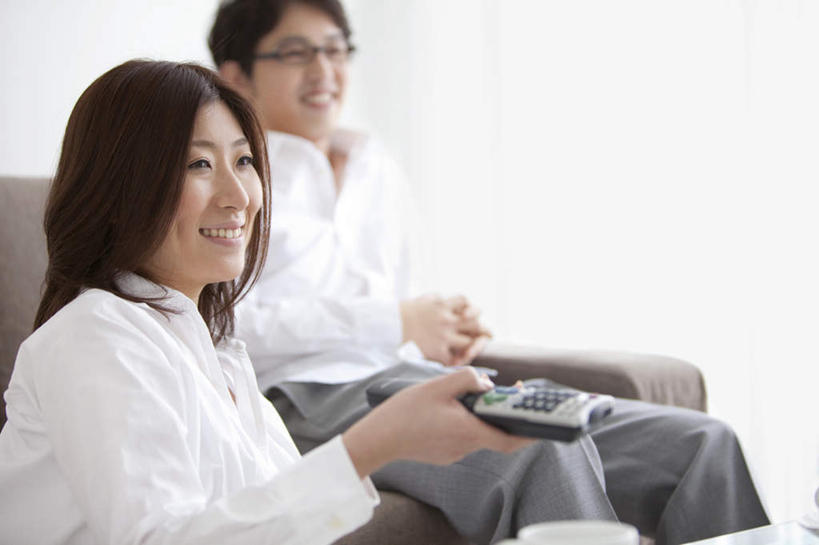 东方人,头发,两个人,家庭,夫妻,客厅,坐,笑,摸,微笑,露齿笑,横图,室内,白天,侧面,衬衫,爱情,电脑,笔记本电脑,窗户,靠垫,落地窗,沙发,桌面,杯子,餐具,亚洲,抚摸,敲打,阴影,光线,网络,瓷器,碟子,盘,影子,墙,咖啡杯,靠枕,陶瓷制品,浪漫,注视,黄种人,输入,通讯设备,玻璃窗,墙壁,墙面,一个,白色,黑色,阳光,盘子,垫子,碟,遥控器,枕头,打字,观察,看,靠,靠着,倚靠,温暖,温馨,一家人,恩爱,恋人,单个,观看,点击,敲击,和睦,察看,无线,起居室,倚着,关注,瓷杯,通信设备,无线网络,布艺沙发,无线上网,便携式电脑,按键,手提电脑,男人,男性,年轻男性,年轻女性,女人,女性,亚洲人,夫妇,情侣,触摸,接触,坐着,半身,彩图,衬衣,伴侣,融洽