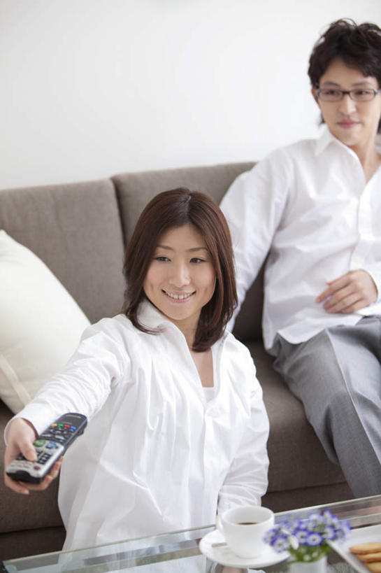 东方人,头发,两个人,家庭,夫妻,客厅,坐,笑,摸,微笑,露齿笑,竖图,俯视,室内,白天,衬衫,爱情,电脑,笔记本电脑,窗户,靠垫,落地窗,沙发,桌面,杯子,餐具,亚洲,抚摸,敲打,阴影,盛开,光线,网络,瓷器,碟子,盘,影子,墙,咖啡杯,靠枕,陶瓷制品,浪漫,花蕾,注视,黄种人,输入,通讯设备,玻璃窗,墙壁,墙面,花,花瓣,花朵,鲜花,一个,紫色,白色,黑色,阳光,盘子,垫子,碟,遥控器,枕头,花苞,花蕊,打字,观察,看,靠,靠着,倚靠,温暖,温馨,一家人,恩爱,恋人,单个,观看,点击,敲击,和睦,察看,无线,起居室,倚着,关注,瓷杯,通信设备,无线网络,布艺沙发,无线上网,便携式电脑,按键,手提电脑,男人,男性,年轻男性,年轻女性,女人,女性,亚洲人,夫妇,情侣,触摸,接触,坐着,半身,彩图,高角度拍摄,衬衣,伴侣,融洽