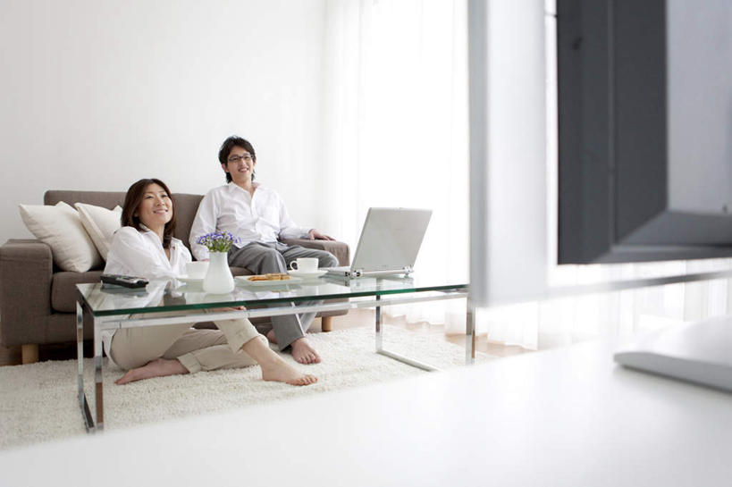 东方人,两个人,家庭,夫妻,客厅,坐,笑,摸,微笑,露齿笑,横图,室内,白天,正面,衬衫,爱情,窗户,靠垫,落地窗,沙发,杯子,餐具,电视,亚洲,撑,抚摸,阴影,光线,瓷器,碟子,盘,影子,咖啡杯,靠枕,陶瓷制品,浪漫,注视,黄种人,玻璃窗,一个,白色,黑色,阳光,盘子,垫子,碟,遥控器,枕头,观察,看,靠,靠着,倚靠,温暖,温馨,一家人,恩爱,恋人,单个,观看,和睦,察看,起居室,撑着,倚着,关注,彩电,瓷杯,布艺沙发,彩色电视机,显像管屏,显像管屏幕,男人,男性,年轻男性,年轻女性,女人,女性,亚洲人,夫妇,情侣,电视机,触摸,接触,坐着,彩图,全身,衬衣,伴侣,融洽