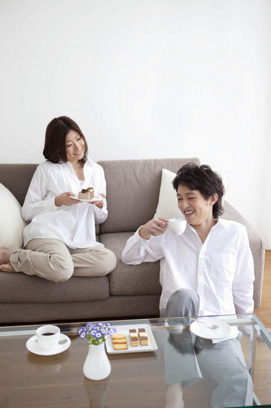 点心,东方人,头发,两个人,家庭,夫妻,客厅,坐,捧,笑,摸,微笑,露齿笑,竖图,俯视,室内,白天,衬衫,爱情,窗户,靠垫,落地窗,沙发,杯子,餐具,亚洲,抚摸,握,阴影,盛开,光线,瓷器,碟子,盘,影子,食品,甜点,甜品,咖啡杯,靠枕,陶瓷制品,浪漫,拿,花蕾,拿着,扭头,注视,黄种人,玻璃窗,花,花瓣,花朵,鲜花,食物,糕点,紫色,白色,黑色,阳光,盘子,垫子,碟,枕头,甜食,花苞,花蕊,观察,看,靠,靠着,倚靠,转头,温暖,温馨,一家人,恩爱,握着,恋人,观看,和睦,察看,起居室,倚着,关注,瓷杯,布艺沙发,男人,男性,年轻男性,年轻女性,女人,女性,亚洲人,夫妇,情侣,触摸,端,端着,接触,捧着,手捧,坐着,半身,彩图,高角度拍摄,衬衣,伴侣,融洽