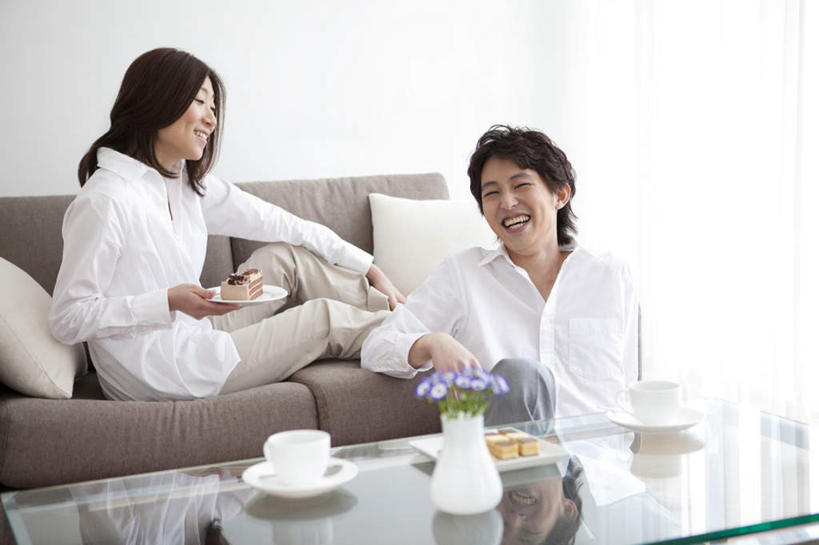 点心,东方人,头发,两个人,家庭,夫妻,客厅,坐,捧,摸,横图,室内,白天,正面,爱情,窗户,靠垫,落地窗,沙发,杯子,餐具,亚洲,抚摸,握,阴影,盛开,光线,瓷器,碟子,盘,影子,食品,甜点,甜品,咖啡杯,靠枕,陶瓷制品,浪漫,拿,花蕾,拿着,扭头,注视,黄种人,玻璃窗,花,花瓣,花朵,鲜花,食物,糕点,紫色,黑色,阳光,盘子,垫子,碟,枕头,甜食,花苞,花蕊,观察,看,靠,靠着,倚靠,转头,温暖,温馨,一家人,恩爱,握着,恋人,观看,和睦,察看,起居室,倚着,关注,瓷杯,布艺沙发,男人,男性,年轻男性,年轻女性,女人,女性,亚洲人,长发,夫妇,情侣,触摸,端,端着,接触,捧着,手捧,坐着,半身,彩图,伴侣,融洽