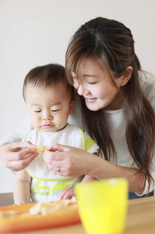 点心,面包,东方人,儿童,头发,家庭,母亲,儿子,坐,抱,笑,摸,吃,微笑,露齿笑,竖图,室内,白天,正面,纯洁,餐桌,桌子,杯子,亚洲,许多,抚摸,握,阴影,服装,光线,高脚杯,影子,墙,食品,面点,拿,拿着,依偎,注视,休闲装,黄种人,墙壁,墙面,玻璃制品,食物,糕点,一个,小孩,衣服,黄色,白色,黑色,阳光,酒杯,观察,看,靠,靠着,倚靠,休闲,温暖,温馨,母子,一家人,休闲服,可爱,母爱,童年,童趣,握着,服饰,单个,餐台,抱着,观看,和睦,察看,搂着,倚着,关注,宝宝,童真,香槟杯,烂漫,无邪,依附,依赖,投靠,天真,男孩,年轻女性,女人,女性,亚洲人,孩子,年轻人,长发,玻璃杯,触摸,怀抱,接触,嚼,搂,搂抱,食,相抱,拥抱,坐着,半身,彩图,融洽,男生