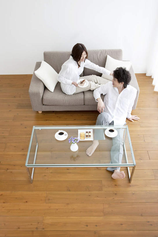 点心,东方人,头发,两个人,家庭,夫妻,客厅,坐,笑,摸,微笑,露齿笑,竖图,俯视,室内,白天,衬衫,爱情,地板,靠垫,沙发,杯子,亚洲,抚摸,握,阴影,光线,瓷器,影子,墙,食品,甜点,甜品,咖啡杯,靠枕,陶瓷制品,地面,浪漫,拿,拿着,扭头,注视,黄种人,木地板,墙壁,墙面,食物,糕点,白色,黑色,阳光,垫子,枕头,甜食,观察,看,靠,靠着,倚靠,转头,温暖,温馨,一家人,恩爱,握着,恋人,观看,和睦,察看,起居室,倚着,关注,瓷杯,布艺沙发,男人,男性,年轻男性,年轻女性,女人,女性,亚洲人,长发,夫妇,情侣,触摸,接触,坐着,彩图,高角度拍摄,全身,衬衣,伴侣,融洽