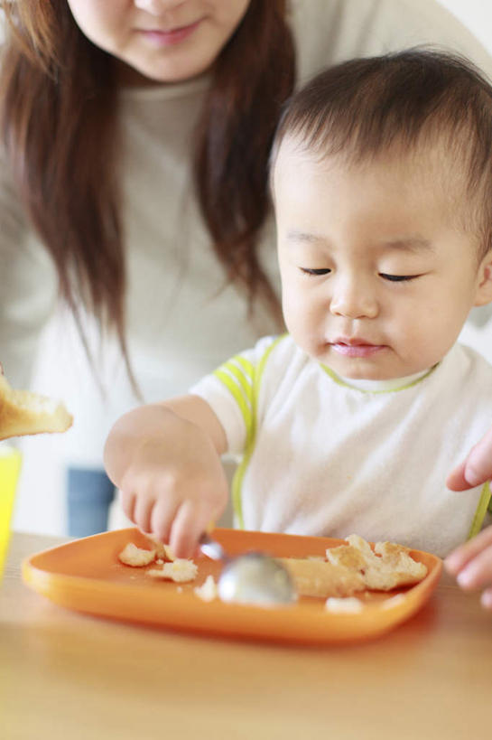 点心,面包,东方人,儿童,头发,家庭,母亲,儿子,坐,抱,笑,摸,吃,微笑,露齿笑,竖图,俯视,室内,白天,纯洁,餐桌,桌子,杯子,亚洲,许多,抚摸,握,阴影,服装,光线,高脚杯,影子,墙,食品,面点,拿,拿着,依偎,注视,休闲装,黄种人,墙壁,墙面,玻璃制品,食物,糕点,一个,小孩,衣服,黄色,白色,黑色,阳光,酒杯,观察,看,靠,靠着,倚靠,休闲,温暖,温馨,母子,一家人,休闲服,可爱,母爱,童年,童趣,握着,服饰,单个,餐台,抱着,观看,和睦,察看,搂着,倚着,关注,宝宝,童真,香槟杯,烂漫,无邪,依附,依赖,投靠,天真,男孩,年轻女性,女人,女性,亚洲人,孩子,年轻人,长发,玻璃杯,触摸,怀抱,接触,嚼,搂,搂抱,食,相抱,拥抱,坐着,半身,彩图,高角度拍摄,融洽,男生