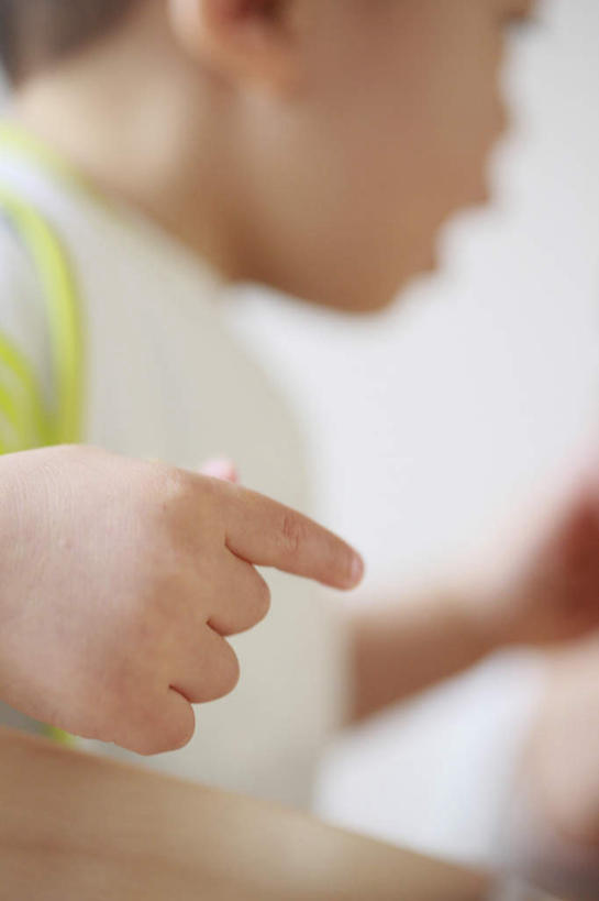 东方人,儿童,脸,头,脸颊,手,一个人,坐,笑,摸,微笑,露齿笑,竖图,室内,特写,白天,侧面,纯洁,桌面,亚洲,仅一个男性,仅一个人,抚摸,阴影,服装,朦胧,模糊,光线,影子,墙,扭头,注视,休闲装,黄种人,墙壁,墙面,小孩,衣服,白色,阳光,观察,看,转头,仅一个小孩,休闲,手部,休闲服,可爱,童年,童趣,服饰,观看,察看,关注,宝宝,童真,烂漫,无邪,天真,男孩,男人,男性,亚洲人,孩子,头部,脸部,脸蛋,面部,触摸,接触,坐着,半身,彩图,男生