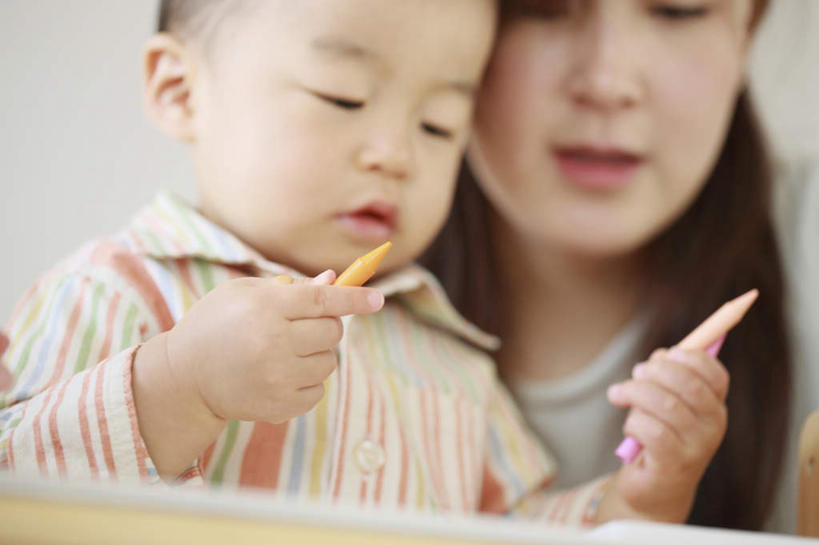 东方人,婴儿,儿童,脸,头,脸颊,头发,两个人,家庭,母亲,儿子,坐,抱,笑,摸,微笑,露齿笑,横图,室内,白天,仰视,纯洁,桌面,亚洲,抚摸,握,条纹,服装,朦胧,模糊,笔,墙,办公用品,拿,拿着,注视,休闲装,黄种人,墙壁,墙面,文具,小孩,衣服,白色,黑色,学习用品,低头,观察,看,休闲,温暖,温馨,母子,一家人,休闲服,可爱,母爱,童年,童趣,握着,服饰,抱着,观看,文具用品,和睦,察看,搂着,关注,宝宝,童真,烂漫,无邪,天真,男孩,年轻女性,女人,女性,亚洲人,孩子,年轻人,头部,长发,脸部,脸蛋,面部,触摸,怀抱,接触,搂,搂抱,相抱,拥抱,坐着,半身,彩图,低角度拍摄,融洽,男生