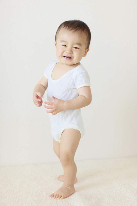 东方人,儿童,头发,一个人,站,笑,摸,微笑,露齿笑,竖图,室内,白天,白色背景,侧面,纯洁,地板,亚洲,仅一个男性,仅一个人,抚摸,阴影,服装,光线,影子,墙,地面,扭头,注视,休闲装,黄种人,木地板,墙壁,墙面,小孩,衣服,白色,黑色,阳光,观察,看,站着,转头,仅一个小孩,休闲,赤脚,休闲服,可爱,童年,童趣,摄影,服饰,影棚,观看,察看,关注,宝宝,童真,烂漫,无邪,天真,男孩,男人,男性,亚洲人,孩子,触摸,接触,站立,彩图,全身,影棚拍摄,拍摄,男生