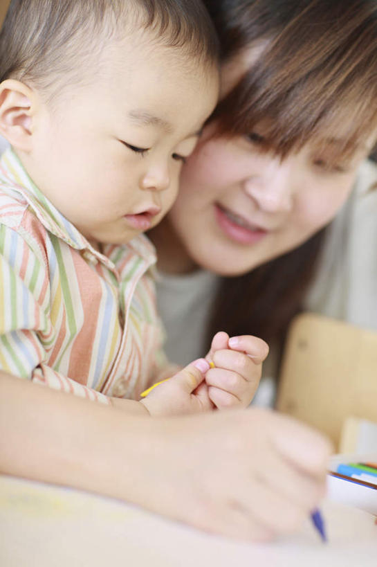 东方人,婴儿,儿童,头发,两个人,家庭,母亲,儿子,坐,抱,笑,摸,微笑,露齿笑,竖图,室内,白天,正面,绘画,纯洁,桌子,亚洲,一张,抚摸,握,阴影,服装,光线,笔,影子,纸,办公用品,记事本,拿,拿着,注视,休闲装,黄种人,书桌,文具,小孩,衣服,白色,黑色,阳光,本子,笔记本,课桌,学习用品,观察,看,休闲,温暖,温馨,母子,一家人,休闲服,可爱,母爱,童年,童趣,握着,服饰,抱着,观看,文具用品,和睦,察看,搂着,关注,宝宝,水彩笔,童真,烂漫,无邪,天真,男孩,年轻女性,女人,女性,亚洲人,孩子,年轻人,长发,触摸,画画,怀抱,接触,搂,搂抱,相抱,拥抱,坐着,半身,彩图,融洽,男生