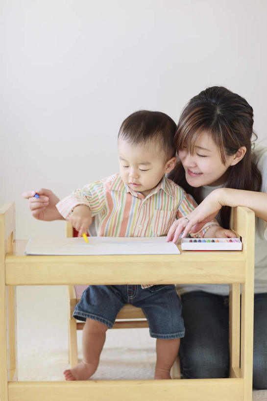 东方人,婴儿,儿童,头发,两个人,家庭,母亲,儿子,坐,跪,抱,笑,摸,微笑,露齿笑,竖图,室内,白天,正面,绘画,纯洁,桌子,亚洲,一张,抚摸,握,阴影,服装,光线,笔,影子,纸,办公用品,记事本,拿,拿着,注视,休闲装,黄种人,书桌,文具,小孩,衣服,白色,黑色,阳光,本子,笔记本,课桌,学习用品,观察,看,休闲,温暖,温馨,母子,一家人,休闲服,可爱,母爱,童年,童趣,握着,服饰,抱着,观看,文具用品,和睦,察看,搂着,关注,宝宝,水彩笔,童真,烂漫,无邪,天真,男孩,年轻女性,女人,女性,亚洲人,孩子,年轻人,长发,触摸,跪着,画画,怀抱,接触,搂,搂抱,相抱,拥抱,坐着,半身,彩图,融洽,男生