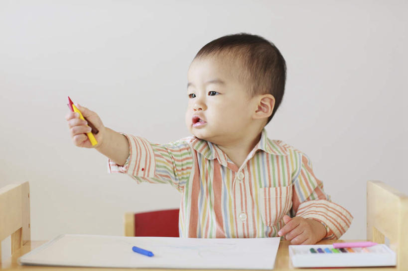 东方人,儿童,头发,一个人,坐,举,笑,摸,微笑,露齿笑,横图,室内,白天,正面,绘画,纯洁,桌子,亚洲,仅一个男性,仅一个人,一排,许多,抚摸,握,条纹,服装,整齐,笔,纸,墙,办公用品,拿,拿着,扭头,注视,休闲装,黄种人,书桌,墙壁,墙面,文具,排列,小孩,衣服,白色,黑色,课桌,学习用品,嘟嘴,观察,看,靠,靠着,托,倚靠,转头,仅一个小孩,休闲,休闲服,撅嘴,可爱,童年,童趣,握着,服饰,观看,文具用品,察看,倚着,队列,关注,宝宝,水彩笔,童真,烂漫,无邪,天真,男孩,男人,男性,亚洲人,孩子,触摸,画画,接触,举起,举手,举着,向上举,向上伸,向上托,坐着,半身,彩图,男生