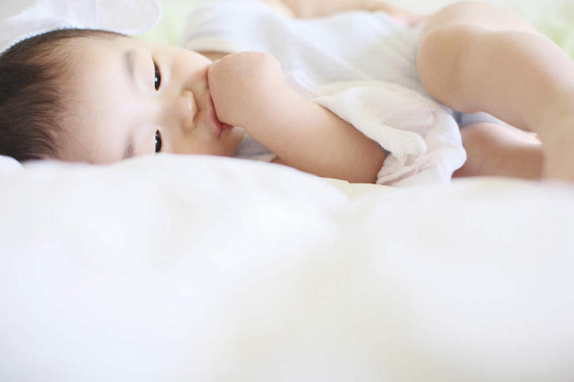 东方人,儿童,脸,头,脸颊,头发,一个人,躺,笑,摸,微笑,露齿笑,横图,室内,白天,正面,纯洁,床,卧室,亚洲,仅一个男性,仅一个人,抚摸,阴影,服装,光线,影子,床单,扭头,注视,休闲装,黄种人,被子,小孩,衣服,白色,黑色,阳光,观察,看,转头,仅一个小孩,休闲,休闲服,可爱,童年,童趣,服饰,单人床,观看,察看,被单,关注,宝宝,童真,烂漫,无邪,卧着,天真,男孩,男人,男性,亚洲人,孩子,头部,脸部,脸蛋,面部,触摸,接触,躺着,卧,半身,彩图,睡房,卧房,男生