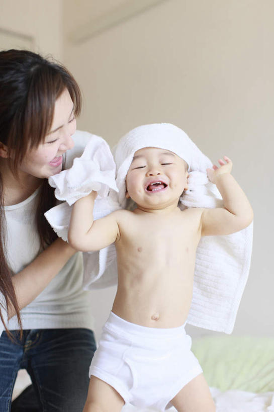 东方人,婴儿,儿童,头发,两个人,家庭,母亲,儿子,站,举,伸展双臂,笑,摸,微笑,露齿笑,竖图,室内,白天,正面,纯洁,床,卧室,亚洲,擦,抚摸,服装,床单,扭头,注视,休闲装,黄种人,被子,小孩,衣服,白色,黑色,毛巾,观察,看,托,站着,张嘴,转头,休闲,温暖,温馨,母子,一家人,休闲服,可爱,母爱,童年,童趣,擦拭,服饰,单人床,观看,和睦,察看,被单,关注,宝宝,张大嘴巴,童真,烂漫,无邪,天真,男孩,年轻女性,女人,女性,亚洲人,孩子,年轻人,张开嘴,敞开双臂,触摸,接触,举起,举手,举着,伸开双臂,向上举,向上伸,向上托,展开双肩,站立,张开手臂,张开双臂,半身,彩图,睡房,卧房,融洽,男生