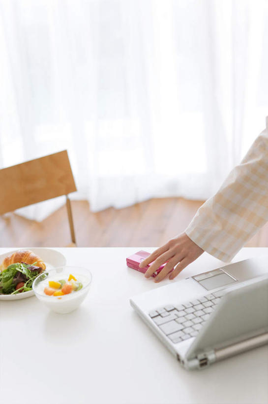 点心,面包,东方人,一个人,客厅,站,摸,竖图,俯视,室内,白天,电脑,笔记本电脑,餐桌,地板,桌子,苹果,猕猴桃,餐具,水果,椅子,亚洲,仅一个年轻女性,仅一个女性,仅一个人,一堆,许多,抚摸,握,阴影,堆叠,堆积,服装,新鲜,光线,网络,碟子,盘,影子,木椅,生食,食品,面点,果实,地面,拿,拿着,休闲装,黄种人,通讯设备,木地板,食物,糕点,衣服,灰色,阳光,盘子,碟,碗,站着,休闲,休闲服,握着,服饰,有机食品,绿色食品,餐台,堆,无线,起居室,通信设备,无线网络,无线上网,便携式电脑,手提电脑,年轻女性,女人,女性,亚洲人,奇异果,猕猴梨,触摸,接触,站立,半身,彩图,高角度拍摄