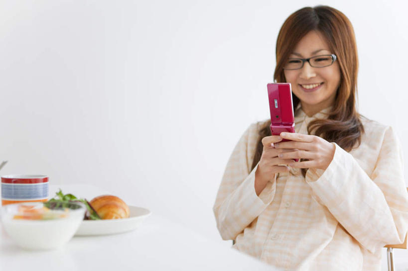 点心,面包,东方人,头发,一个人,客厅,坐,捧,笑,摸,打电话,微笑,露齿笑,横图,室内,白天,正面,窗户,落地窗,蔬菜,餐具,电话,手机,椅子,亚洲,仅一个年轻女性,仅一个女性,仅一个人,抚摸,敲打,握,阴影,服装,新鲜,光线,碟子,盘,影子,食品,面点,拿,拿着,注视,休闲装,黄种人,输入,通讯设备,玻璃窗,食物,糕点,衣服,红色,白色,黑色,阳光,盘子,碟,碗,打字,观察,看,靠,靠着,倚靠,休闲,休闲服,握着,服饰,有机食品,绿色食品,观看,点击,敲击,察看,起居室,倚着,关注,一部,交流,按键,年轻女性,女人,女性,亚洲人,长发,触摸,端,端着,沟通,接触,捧着,手捧,通话,坐着,半身,彩图