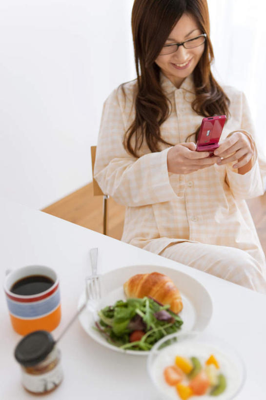 点心,面包,东方人,头发,一个人,客厅,坐,捧,笑,摸,打电话,微笑,露齿笑,竖图,俯视,室内,白天,窗户,落地窗,蔬菜,餐具,电话,手机,椅子,亚洲,仅一个年轻女性,仅一个女性,仅一个人,抚摸,敲打,握,阴影,服装,新鲜,光线,碟子,盘,影子,食品,面点,拿,拿着,注视,休闲装,黄种人,输入,通讯设备,玻璃窗,食物,糕点,衣服,红色,白色,黑色,阳光,盘子,碟,碗,打字,观察,看,靠,靠着,倚靠,休闲,休闲服,握着,服饰,有机食品,绿色食品,观看,点击,敲击,察看,起居室,倚着,关注,一部,交流,按键,年轻女性,女人,女性,亚洲人,长发,触摸,端,端着,沟通,接触,捧着,手捧,通话,坐着,半身,彩图,高角度拍摄