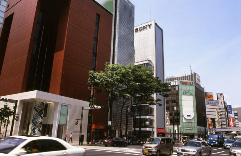 无人,高楼大厦,横图,室外,白天,仰视,旅游,度假,草地,草坪,美景,植物,大厦,道路,建筑,路,摩天大楼,人行横道,公路,汽车,东京,日本,亚洲,阴影,光线,影子,景观,人行道,交通,娱乐,车,草,树,树木,蓝色,绿色,蓝天,天空,阳光,自然,交通工具,轿车,天,享受,休闲,景色,放松,生长,成长,自然风光,载具,人行横道线,东亚,本州,关东地方,本州岛,日本国,东京都,斑马线,马路,彩图,低角度拍摄,大楼,高层建筑,高楼,摩天楼