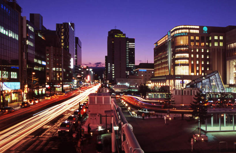 无人,高楼大厦,横图,室外,夜晚,正面,旅游,度假,草地,草坪,美景,植物,窗户,大桥,大厦,道路,建筑,立交桥,路,摩天大楼,桥梁,公路,汽车,东京,日本,亚洲,一排,许多,阴影,整齐,光线,影子,景观,高架,斜拉桥,桥,交通,娱乐,玻璃窗,车,草,树,树木,排列,蓝色,绿色,蓝天,天空,阳光,自然,交通工具,轿车,天,享受,休闲,景色,放松,生长,成长,队列,自然风光,载具,东亚,本州,关东地方,本州岛,日本国,东京都,马路,彩图,大楼,高层建筑,高楼,摩天楼