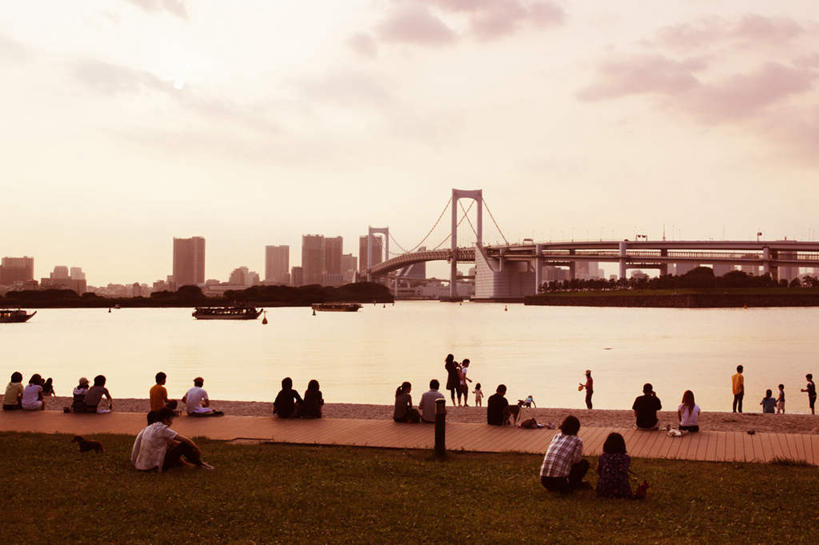 东方人,高楼大厦,坐,横图,俯视,室外,白天,旅游,度假,游戏,草地,草坪,海浪,海洋,美景,沙滩,植物,窗户,大厦,建筑,摩天大楼,船,东京,日本,亚洲,一排,阴影,波纹,整齐,光线,沙子,影子,海岸,景观,浪花,云,云朵,木船,彩虹大桥,沙地,许多人,玩,云彩,黄种人,娱乐,玻璃窗,草,树,树木,排列,蓝色,绿色,白云,蓝天,水纹,天空,阳光,自然,海水,交通工具,波浪,天,一群人,享受,休闲,景色,放松,生长,成长,活动,舟,队列,发泄,消遣,智力,自然风光,载具,海景,东亚,本州,关东地方,本州岛,日本国,东京都,宣泄,日本彩虹大桥,亚洲人,大海,风浪,海,海水的波动,海滩,近岸浪,涌浪,玩耍,嬉戏,坐着,半身,彩图,高角度拍摄,大楼,高层建筑,高楼,摩天楼