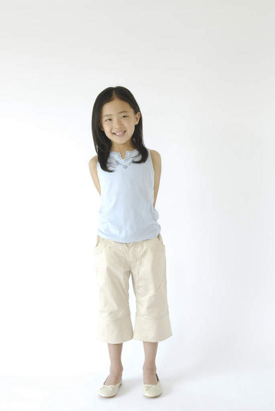 东方人,儿童,头发,一个人,站,笑,微笑,露齿笑,竖图,室内,白天,白色背景,正面,纯洁,亚洲,仅一个女性,仅一个人,阴影,服装,光线,瓷砖,地砖,影子,墙,地面,注视,休闲装,黄种人,墙壁,墙面,小孩,衣服,蓝色,黑色,阳光,观察,看,站着,仅一个小孩,休闲,休闲服,可爱,童年,童趣,摄影,服饰,影棚,观看,察看,关注,童真,烂漫,无邪,天真,女孩,女人,女性,亚洲人,孩子,长发,站立,彩图,全身,影棚拍摄,拍摄,女生