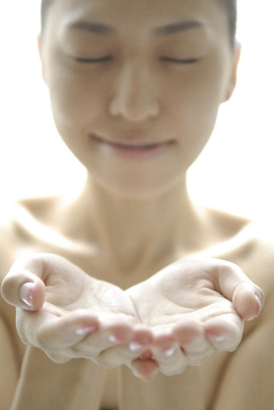 东方人,脸,头,脸颊,一个人,站,举,闭眼,摸,竖图,室内,特写,白天,白色背景,正面,亚洲,仅一个年轻女性,仅一个女性,仅一个人,许多,抚摸,阴影,光线,泡沫,润肤露,影子,涂抹,黄种人,黄色,阳光,托,站着,摄影,影棚,皮肤,年轻女性,女人,女性,亚洲人,头部,脸部,脸蛋,面部,闭眼睛,闭着眼,闭着眼睛,触摸,接触,举起,举手,举着,向上举,向上伸,向上托,站立,半身,彩图,影棚拍摄,拍摄