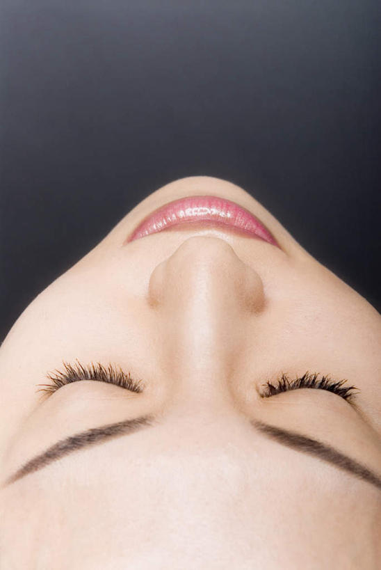 东方人,脸,头,脸颊,一个人,站,闭眼,笑,微笑,竖图,俯视,室内,特写,白天,亚洲,仅一个年轻女性,仅一个女性,仅一个人,阴影,灰色背景,光线,影子,黄种人,黄色,阳光,站着,摄影,影棚,皮肤,年轻女性,女人,女性,亚洲人,头部,脸部,脸蛋,面部,闭眼睛,闭着眼,闭着眼睛,站立,半身,彩图,高角度拍摄,影棚拍摄,拍摄