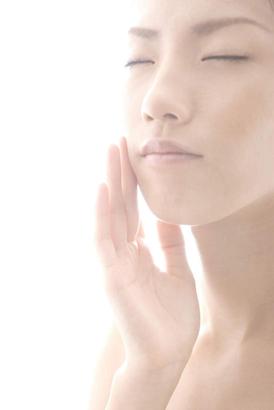 东方人,脸,头,脸颊,一个人,站,举,闭眼,笑,摸,微笑,竖图,室内,特写,白天,白色背景,正面,亚洲,仅一个年轻女性,仅一个女性,仅一个人,抚摸,阴影,光线,影子,黄种人,黄色,阳光,托,站着,摄影,影棚,皮肤,年轻女性,女人,女性,亚洲人,头部,脸部,脸蛋,面部,闭眼睛,闭着眼,闭着眼睛,触摸,接触,举起,举手,举着,向上举,向上伸,向上托,站立,半身,彩图,影棚拍摄,拍摄