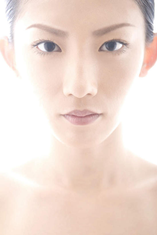 东方人,脸,头,脸颊,头发,一个人,站,竖图,室内,特写,白天,白色背景,正面,亚洲,仅一个年轻女性,仅一个女性,仅一个人,阴影,光线,影子,注视,黄种人,黄色,黑色,阳光,观察,看,站着,摄影,影棚,观看,皮肤,察看,关注,年轻女性,女人,女性,亚洲人,头部,脸部,脸蛋,面部,站立,半身,彩图,影棚拍摄,拍摄