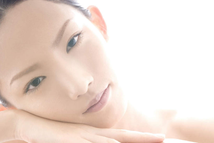 东方人,脸,头,脸颊,一个人,坐,笑,摸,微笑,横图,室内,特写,白天,白色背景,正面,亚洲,仅一个年轻女性,仅一个女性,仅一个人,撑,抚摸,阴影,光线,影子,托腮,注视,黄种人,黄色,阳光,观察,看,趴着,托,摄影,影棚,观看,皮肤,察看,关注,托下巴,年轻女性,女人,女性,亚洲人,头部,脸部,脸蛋,面部,触摸,接触,趴,坐着,半身,彩图,影棚拍摄,拍摄