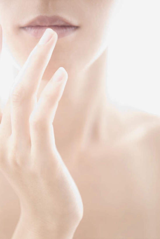 东方人,脸,头,脸颊,一个人,站,举,笑,摸,微笑,竖图,室内,特写,白天,白色背景,正面,亚洲,仅一个年轻女性,仅一个女性,仅一个人,抚摸,阴影,光线,影子,黄种人,黄色,阳光,托,站着,摄影,影棚,皮肤,年轻女性,女人,女性,亚洲人,头部,脸部,脸蛋,面部,触摸,接触,举起,举手,举着,向上举,向上伸,向上托,站立,半身,彩图,影棚拍摄,拍摄