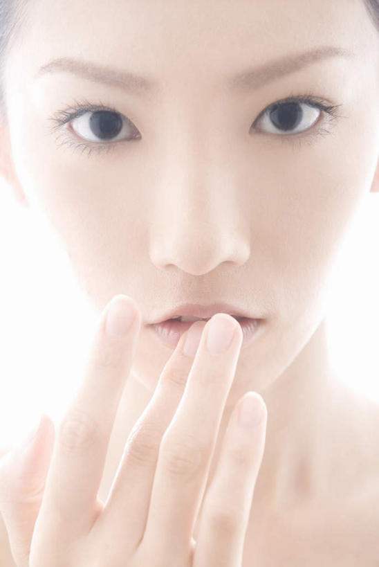 东方人,脸,头,脸颊,一个人,站,摸,竖图,室内,特写,白天,白色背景,正面,亚洲,仅一个年轻女性,仅一个女性,仅一个人,抚摸,咬,阴影,光线,影子,注视,黄种人,黄色,阳光,观察,看,站着,舔,摄影,影棚,观看,皮肤,咬着,察看,关注,年轻女性,女人,女性,亚洲人,头部,脸部,脸蛋,面部,触摸,接触,站立,半身,彩图,影棚拍摄,拍摄