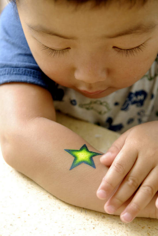 东方人,儿童,头发,一个人,坐,笑,摸,微笑,露齿笑,竖图,俯视,室内,白天,纯洁,桌面,亚洲,仅一个男性,仅一个人,抚摸,阴影,服装,光线,影子,星星,注视,休闲装,黄种人,一个,小孩,衣服,蓝色,绿色,黑色,阳光,低头,观察,看,仅一个小孩,休闲,星形,休闲服,可爱,童年,童趣,服饰,单个,观看,察看,关注,五角形,童真,烂漫,无邪,天真,男孩,男人,男性,亚洲人,孩子,五角星,触摸,接触,坐着,半身,彩图,高角度拍摄,男生