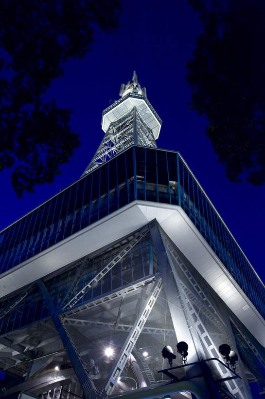 无人,高楼大厦,竖图,室外,夜晚,仰视,旅游,度假,美景,大厦,道路,建筑,路,摩天大楼,公路,照明,爱知县,日本,亚洲,一座,阴影,反射,壁灯,影子,景观,灯光,交通,娱乐,灯,蓝色,蓝天,天空,自然,灯具,天,享受,休闲,景色,放松,照亮,照明设备,自然风光,电视塔,东亚,本州,本州岛,日本国,中部地方,爱知,马路,彩图,低角度拍摄,大楼,高层建筑,高楼,摩天楼