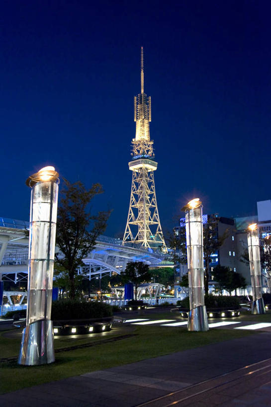 无人,高楼大厦,竖图,室外,夜晚,正面,旅游,度假,美景,植物,大厦,道路,建筑,路,摩天大楼,公路,照明,爱知县,日本,亚洲,一座,阴影,反射,壁灯,影子,景观,灯光,交通,娱乐,灯,树,树木,蓝色,绿色,蓝天,天空,自然,灯具,天,享受,休闲,景色,放松,生长,成长,照亮,照明设备,自然风光,电视塔,东亚,本州,本州岛,日本国,中部地方,爱知,马路,彩图,大楼,高层建筑,高楼,摩天楼