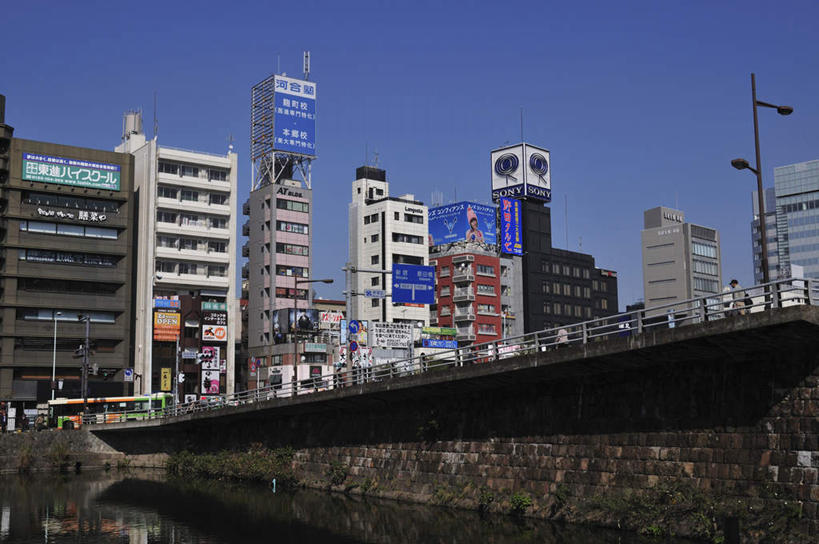 无人,高楼大厦,栏杆,火车站,横图,室外,白天,仰视,旅游,度假,草地,草坪,河流,美景,水,植物,窗户,楼梯,大厦,道路,地铁,建筑,街道,路,摩天大楼,指示牌,公路,东京,日本,亚洲,一排,许多,波纹,整齐,标志,文字,阶梯,河水,景观,水流,围栏,分界线,轨道交通,交通,娱乐,标识,护栏,玻璃窗,台阶,草,树,树木,排列,蓝色,绿色,蓝天,水纹,天空,自然,波浪,天,享受,休闲,景色,放松,千代田区,生长,成长,车行道,队列,自然风光,东亚,车行线,本州,关东地方,本州岛,日本国,东京都,马路,彩图,低角度拍摄,大楼,高层建筑,高楼,摩天楼,地铁机动车,地下铁,轻轨