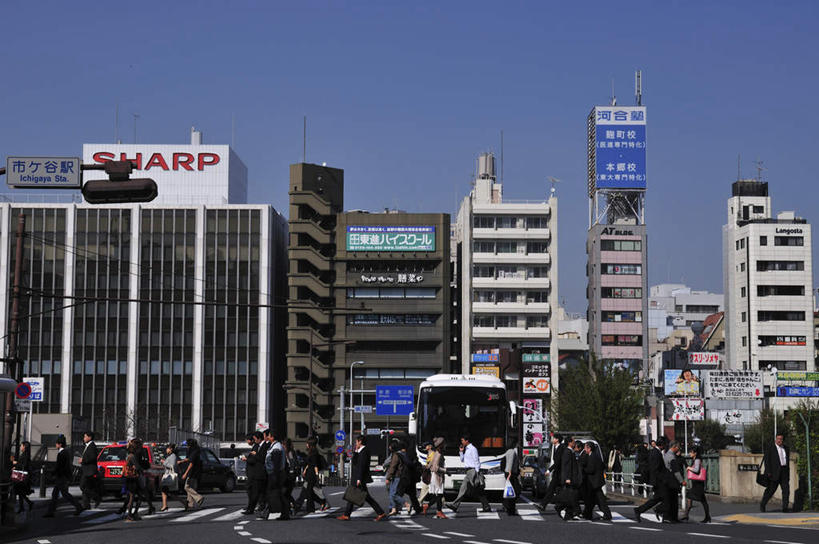 东方人,高楼大厦,栏杆,站,走,横图,室外,白天,侧面,旅游,度假,草地,草坪,美景,植物,窗户,楼梯,大厦,道路,建筑,街道,路,摩天大楼,人行横道,指示牌,公路,东京,日本,亚洲,一排,许多,整齐,标志,文字,阶梯,景观,人行道,围栏,分界线,交通,许多人,黄种人,娱乐,标识,护栏,玻璃窗,台阶,草,树,树木,排列,蓝色,绿色,蓝天,天空,自然,天,站着,一群人,享受,休闲,景色,放松,千代田区,生长,成长,车行道,队列,自然风光,人行横道线,东亚,车行线,本州,关东地方,本州岛,日本国,东京都,亚洲人,斑马线,马路,步行,散步,站立,走路,彩图,全身,大楼,高层建筑,高楼,摩天楼