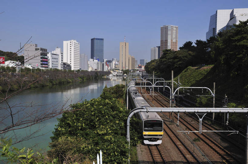 无人,高楼大厦,栏杆,火车站,横图,俯视,室外,白天,旅游,度假,草地,草坪,河流,美景,水,植物,窗户,楼梯,大厦,道路,地铁,建筑,街道,路,摩天大楼,指示牌,公路,东京,日本,亚洲,一排,许多,波纹,整齐,标志,文字,阶梯,河水,景观,水流,围栏,分界线,轨道交通,交通,娱乐,标识,护栏,玻璃窗,台阶,草,树,树木,排列,蓝色,绿色,蓝天,水纹,天空,自然,波浪,天,享受,休闲,景色,放松,千代田区,生长,成长,车行道,队列,自然风光,东亚,车行线,本州,关东地方,本州岛,日本国,东京都,马路,彩图,高角度拍摄,大楼,高层建筑,高楼,摩天楼,地铁机动车,地下铁,轻轨