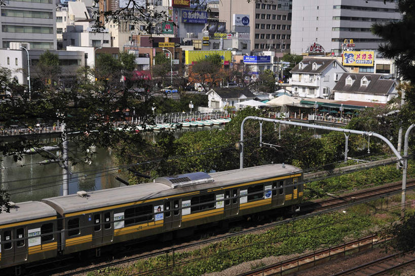 无人,高楼大厦,栏杆,火车站,横图,俯视,室外,白天,旅游,度假,草地,草坪,河流,美景,水,植物,窗户,楼梯,大厦,道路,地铁,建筑,街道,路,摩天大楼,指示牌,公路,东京,日本,亚洲,一排,许多,波纹,整齐,标志,文字,阶梯,河水,景观,水流,围栏,分界线,轨道交通,交通,娱乐,标识,护栏,玻璃窗,台阶,草,树,树木,排列,绿色,水纹,自然,波浪,享受,休闲,景色,放松,千代田区,生长,成长,车行道,队列,自然风光,东亚,车行线,本州,关东地方,本州岛,日本国,东京都,马路,彩图,高角度拍摄,大楼,高层建筑,高楼,摩天楼,地铁机动车,地下铁,轻轨