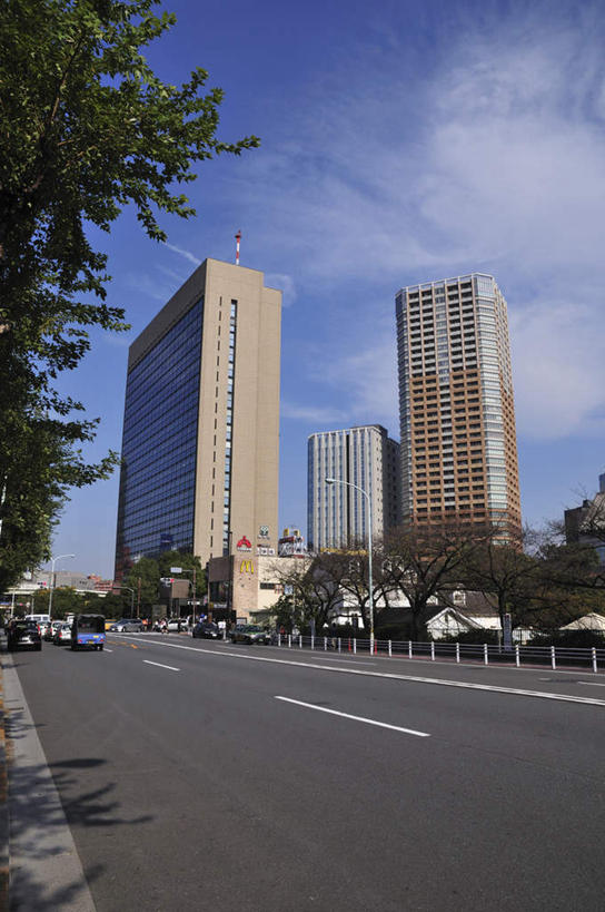 无人,高楼大厦,栏杆,竖图,室外,白天,仰视,旅游,度假,草地,草坪,美景,植物,窗户,楼梯,大厦,道路,建筑,路,摩天大楼,指示牌,公路,东京,日本,亚洲,一排,许多,整齐,标志,文字,阶梯,景观,围栏,分界线,交通,娱乐,标识,护栏,玻璃窗,台阶,草,树,树木,排列,绿色,自然,享受,休闲,景色,放松,千代田区,生长,成长,车行道,队列,自然风光,东亚,车行线,本州,关东地方,本州岛,日本国,东京都,马路,彩图,低角度拍摄,大楼,高层建筑,高楼,摩天楼