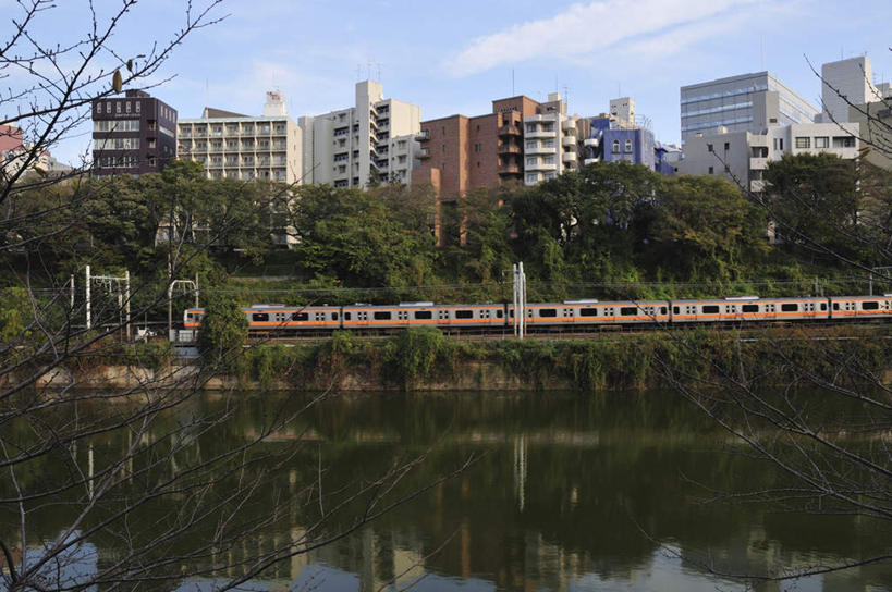 无人,高楼大厦,栏杆,火车站,横图,室外,白天,正面,旅游,度假,草地,草坪,河流,美景,水,植物,窗户,楼梯,大厦,道路,地铁,建筑,路,摩天大楼,公路,东京,日本,亚洲,一排,许多,整齐,阶梯,河水,景观,水流,云,云朵,围栏,轨道交通,交通,云彩,娱乐,护栏,玻璃窗,台阶,草,树,树木,排列,蓝色,绿色,白云,蓝天,天空,自然,天,享受,休闲,景色,放松,千代田区,生长,成长,队列,自然风光,东亚,本州,关东地方,本州岛,日本国,东京都,马路,彩图,大楼,高层建筑,高楼,摩天楼,地铁机动车,地下铁,轻轨