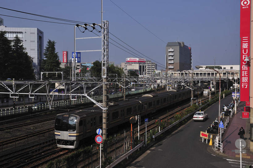 无人,高楼大厦,栏杆,横图,俯视,室外,白天,旅游,度假,草地,草坪,美景,植物,大桥,大厦,道路,地铁,建筑,立交桥,路,路灯,摩天大楼,桥梁,指示牌,公路,汽车,照明,日本,亚洲,一排,阴影,整齐,光线,标志,文字,影子,景观,高架,围栏,斜拉桥,桥,灯光,轨道交通,交通,千叶县,娱乐,标识,护栏,车,灯,草,树,树木,排列,蓝色,绿色,蓝天,天空,阳光,自然,交通工具,轿车,天,享受,休闲,景色,放松,生长,成长,照亮,照明设备,队列,自然风光,载具,东亚,本州,关东地方,本州岛,日本国,千叶,马路,彩图,高角度拍摄,大楼,高层建筑,高楼,摩天楼,地铁机动车,地下铁,轻轨